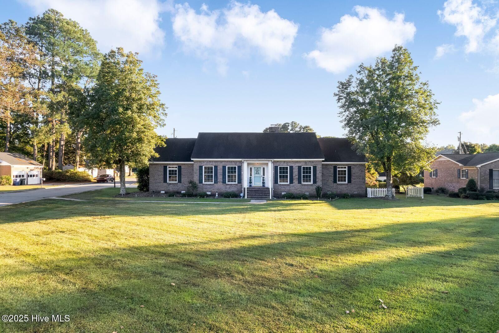 Property Photo:  1101 W Queen Street  NC 27932 