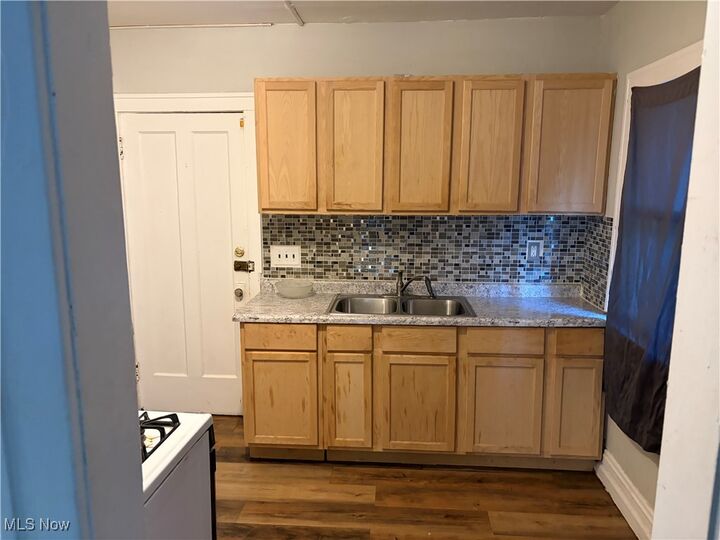 Property Photo: 922 Helmsdale Road 2/Up OH 44112