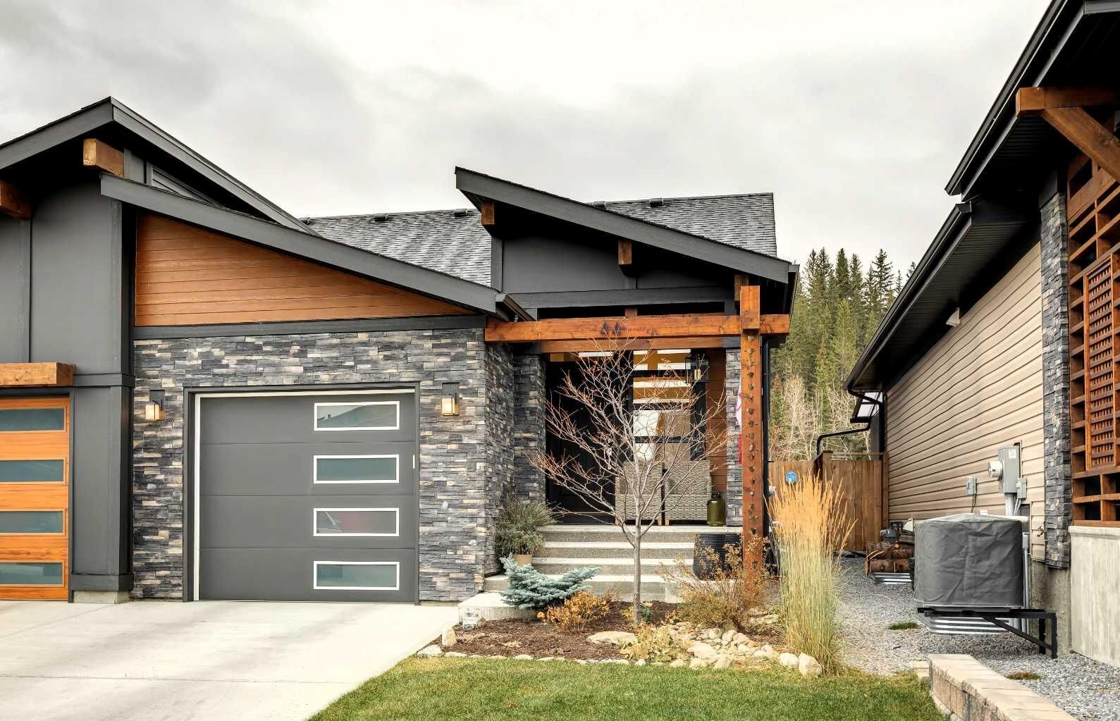 Property Photo: 44 Riviera Court AB T4C 2V8