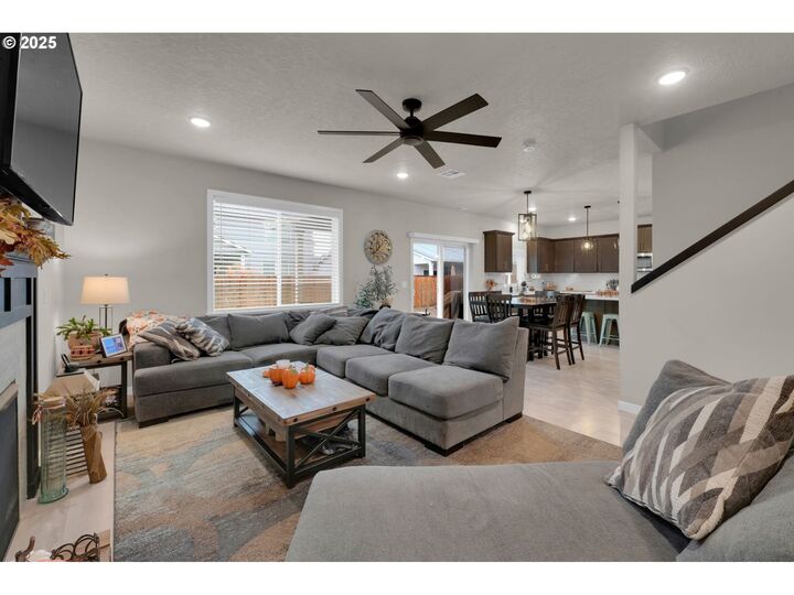 Property Photo: 841 Pebble St OR 97327