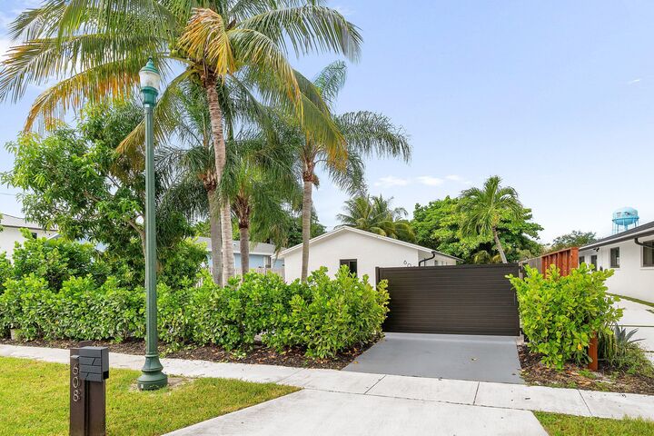 Property Photo: 608 SE 2nd Avenue FL 33483