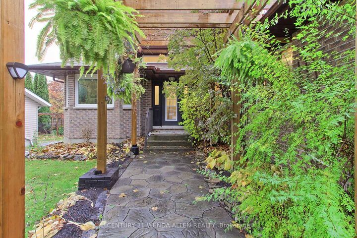 Photo de la propriété:  24 Maple Grove Road  ON K9V 4R6 