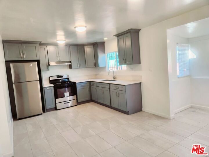 Property Photo:  1241 1/2 E 80th St  CA 90001 