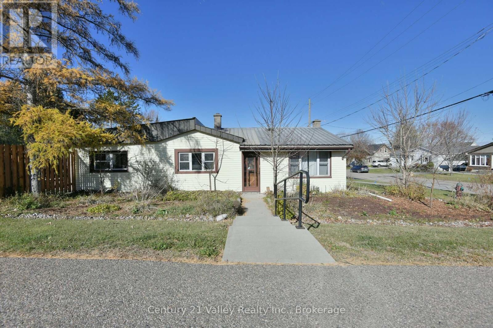 Photo de la propriété: 338 Barnet Boulevard ON K7V 2M7