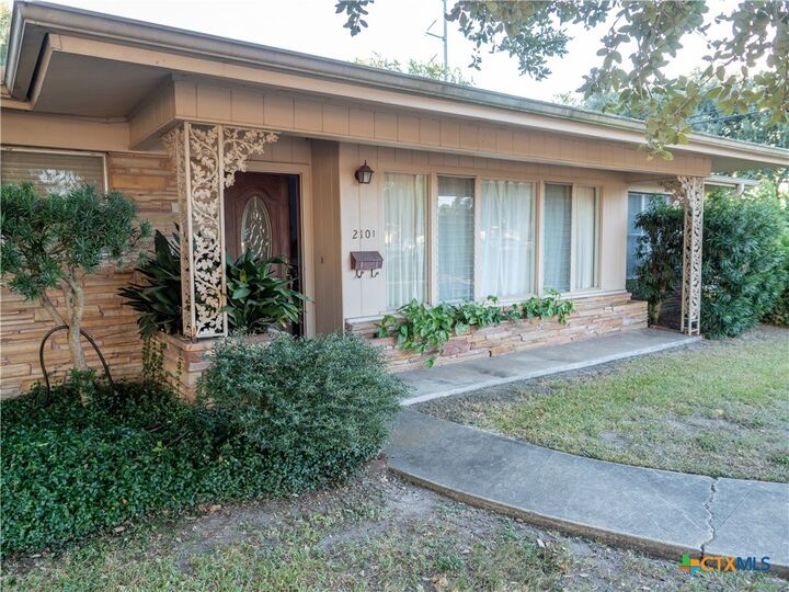 Property Photo: 2101 E Mistletoe Avenue TX 77901