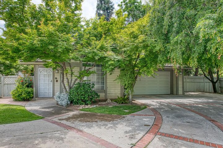 Property Photo:  9224 N Stoneridge Lane  CA 93720 
