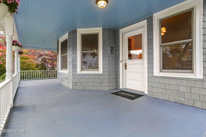 Property Photo:  11 Shorelands Place  CT 06870 