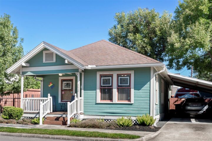 Property Photo: 2618 Baylor Street TX 77009