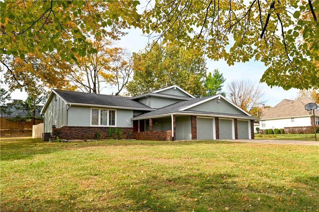 Property Photo:  909 Tam O'Shanter Street  MO 64145 