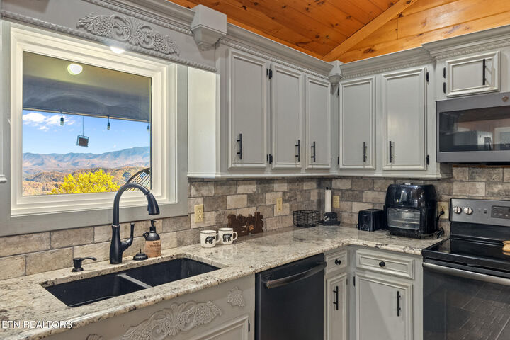 Property Photo: 714 Shell Mountain Rd TN 37876