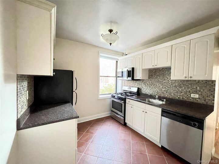 Property Photo:  321 Larchmont Acres West 1B  NY 10538 