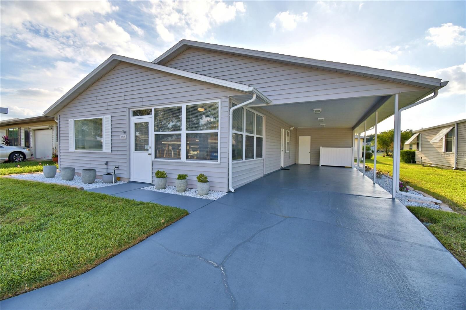 Property Photo: 4823 Colonnades Circle W FL 33811