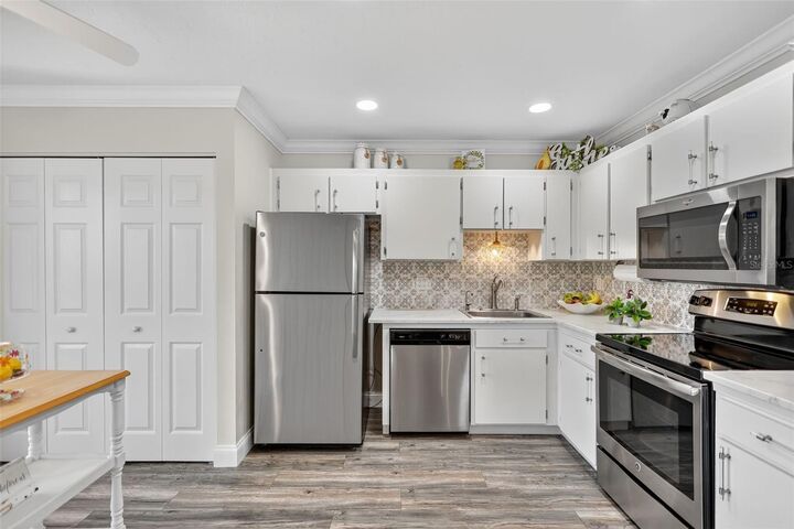 Property Photo:  4207 34th Avenue Drive W 4207  FL 34205 