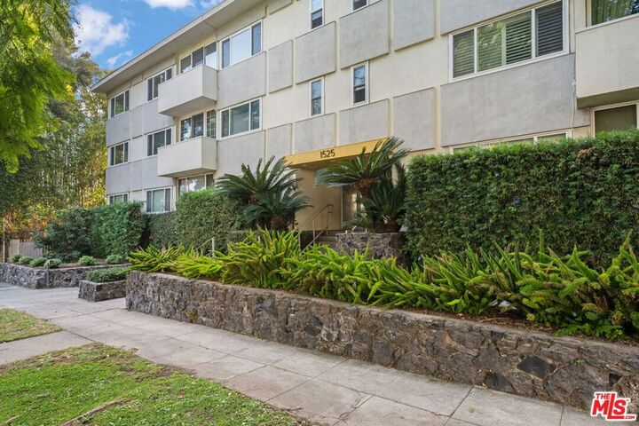 Property Photo:  1525 N Hayworth Avenue 302  CA 90046 