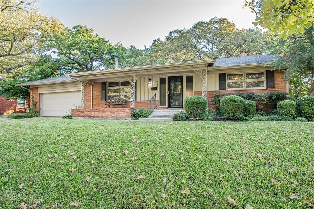 Property Photo:  711 Briarwood Boulevard  TX 76013 