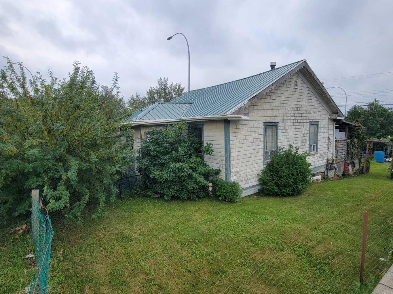 Property Photo: 4901 4 Avenue AB T7E 1C6