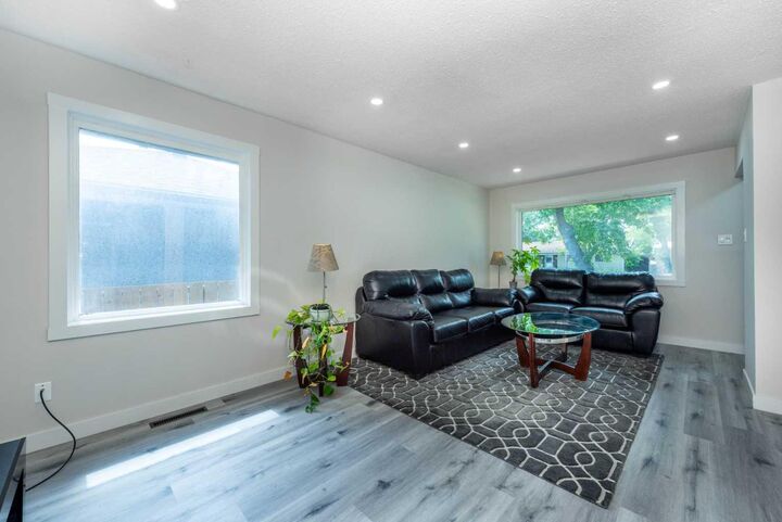 Property Photo:  2210 35 Street SE  AB T2B 0X1 