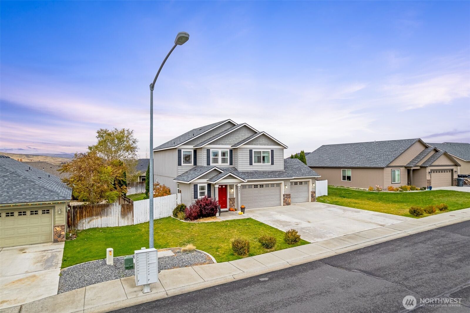 Property Photo:  807  7th Avenue NE  WA 98823 