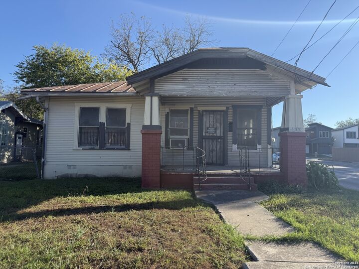 Property Photo: 702 Canton TX 78202