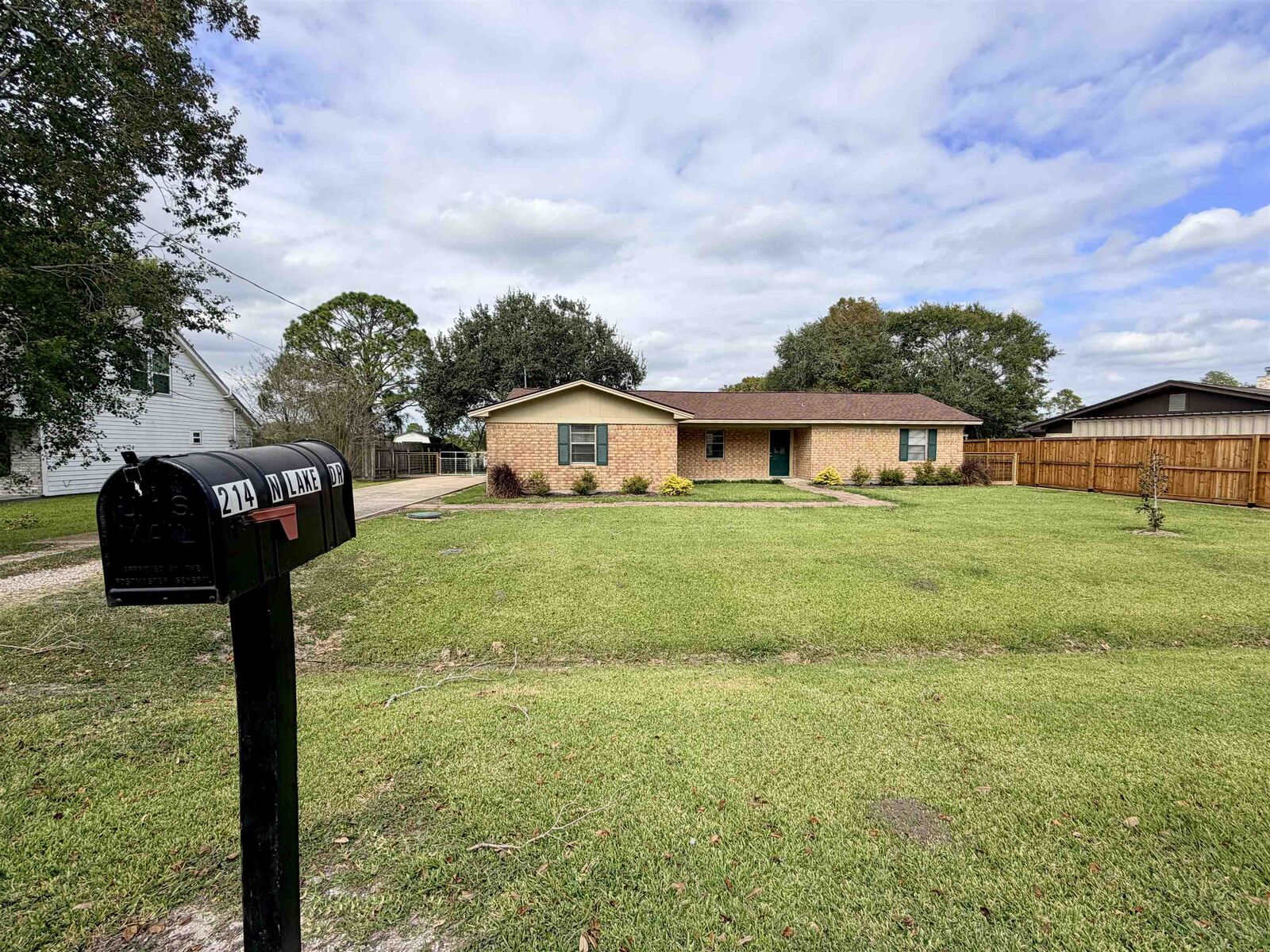 Property Photo:  214 North Lake  TX 77665 