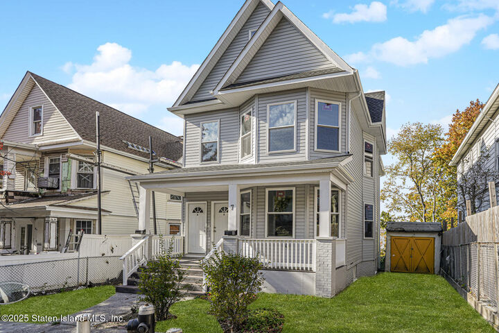 Property Photo:  7 Rosewood Place  NY 10304 