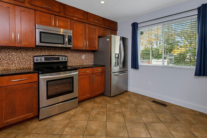 Property Photo:  52 Randall Avenue Apt 8  CT 06905 