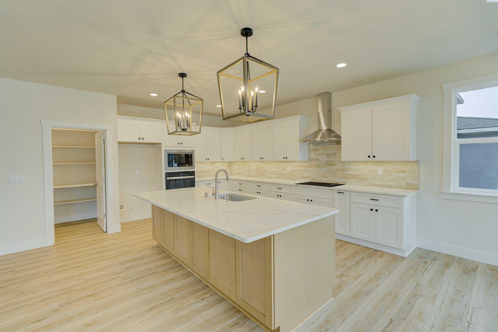Property Photo:  1070 N Grant Place  WA 99336 
