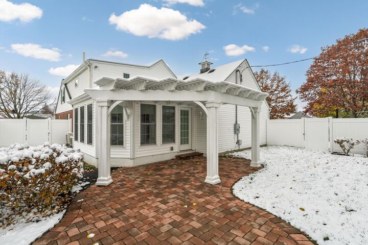 Property Photo: 3106 Somerford Road OH 43221