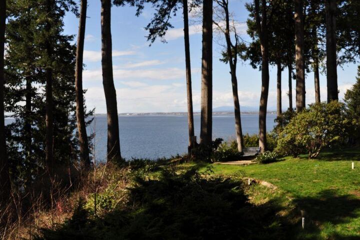 Property Photo:  12631 15 Avenue  BC V4A 1K1 
