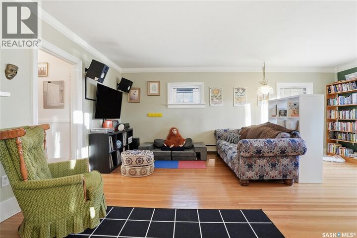 Property Photo:  1121 C Avenue N  SK S7L 1K3 