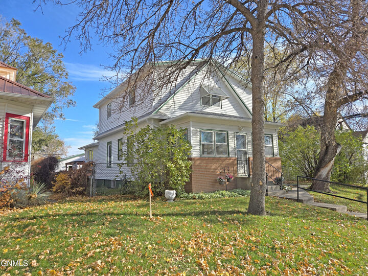 Property Photo:  602 Collins Avenue  ND 58554 