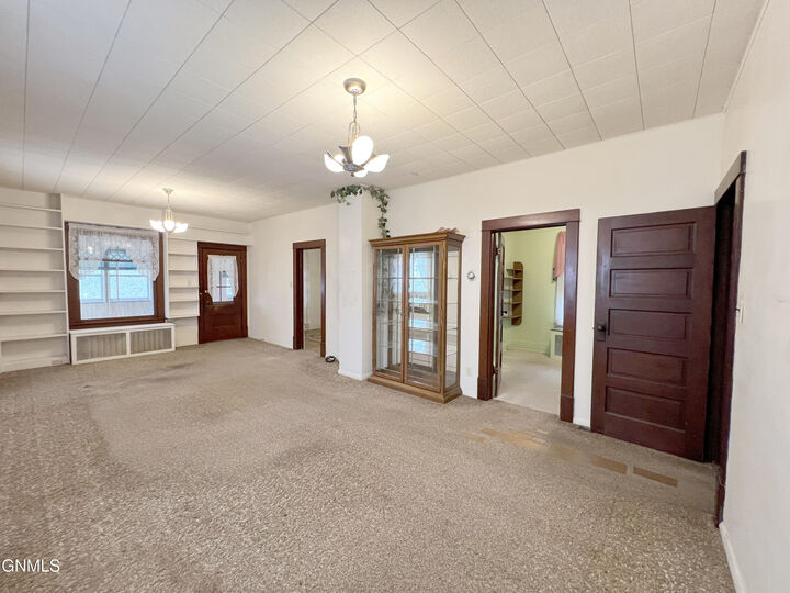 Property Photo:  602 Collins Avenue  ND 58554 