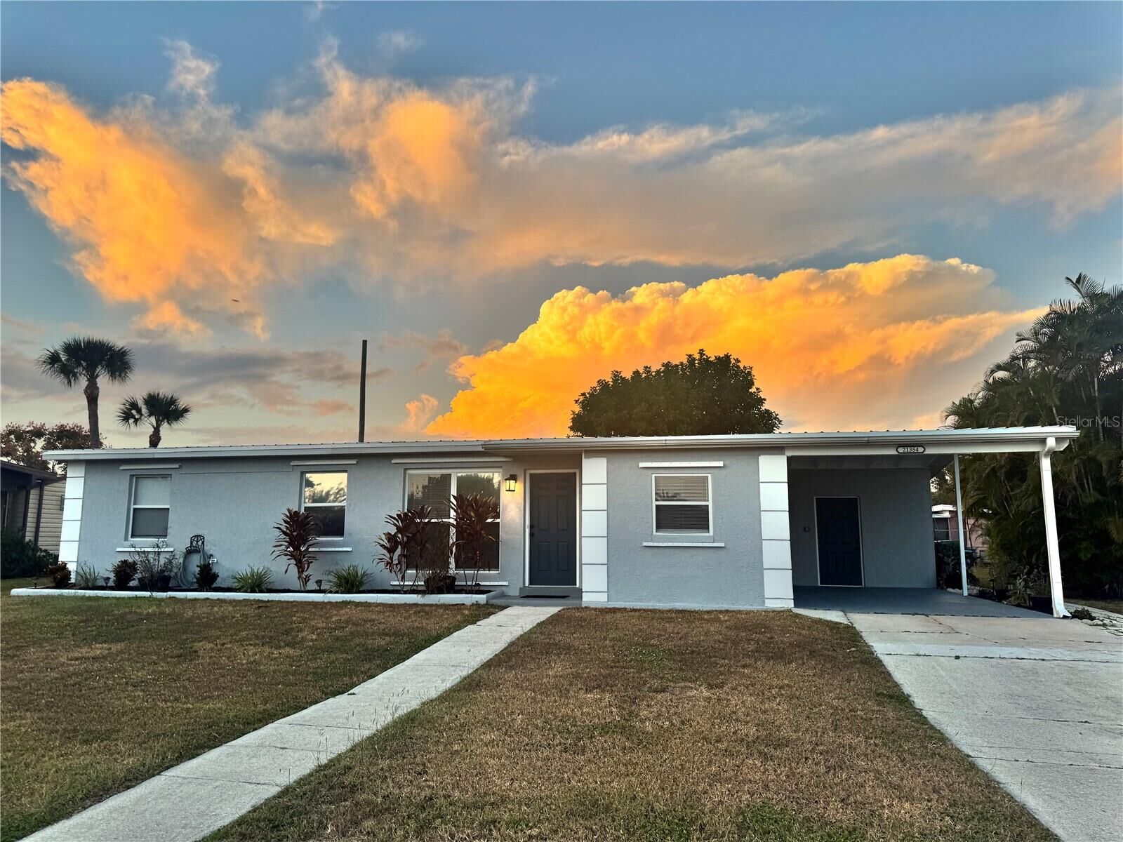 Property Photo:  21354 Glendale  FL 33952 