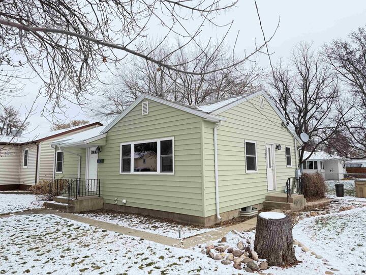 Property Photo: 600 12th St NW ND 58703