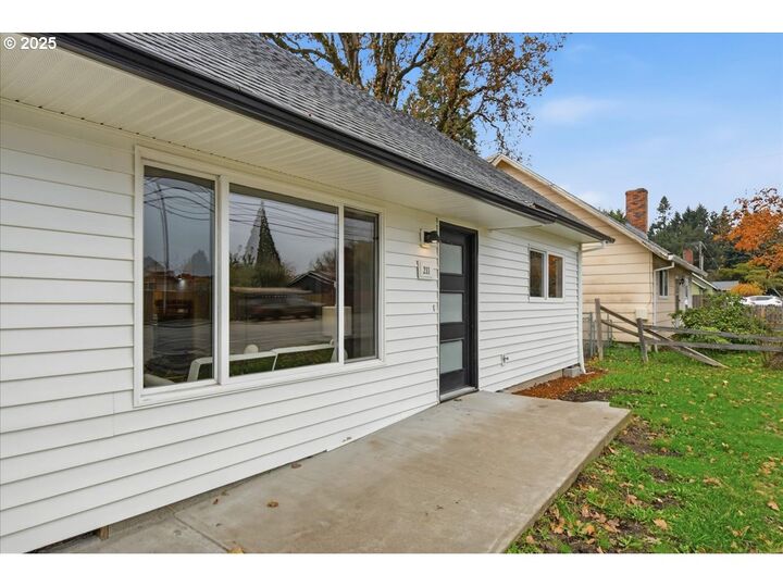 Property Photo: 211 NE 28th Ave OR 97124