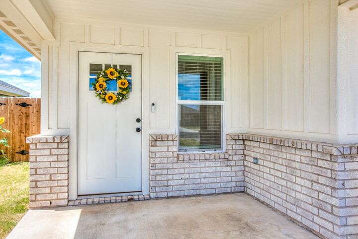 Property Photo: 909 E 39th St TX 76903