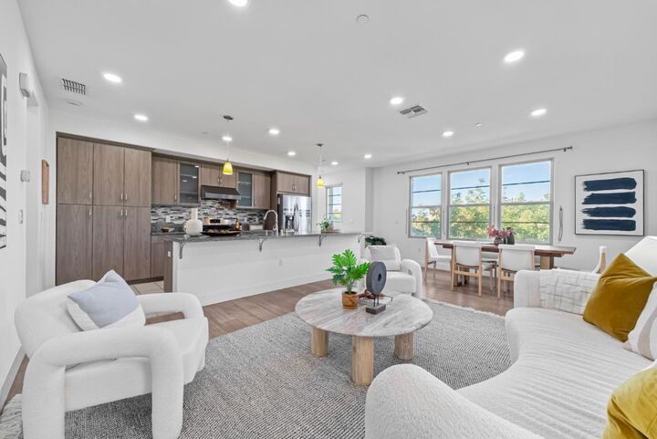 Property Photo: 1087 Bigleaf Place 105 CA 95131