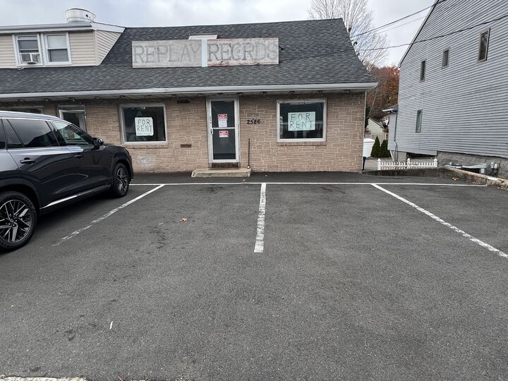 Property Photo:  2586 Whitney Avenue  CT 06518 