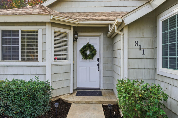 Property Photo:  811 E Trinidad Avenue  CA 93292 