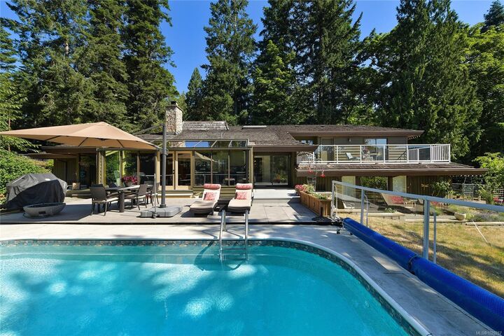 Photo de la propriété: 821 Dalkeith Ave BC V8L 5G7