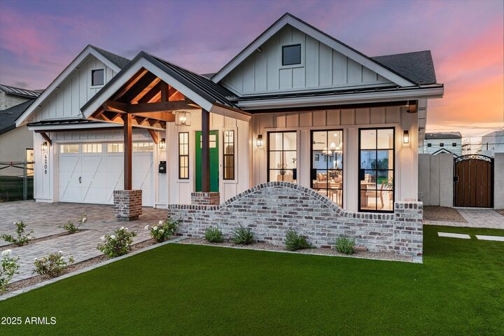 Property Photo: 4208 N 41st Place AZ 85018