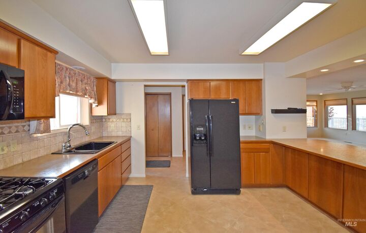 Property Photo:  405 Crestline Circle Drive  ID 83501 