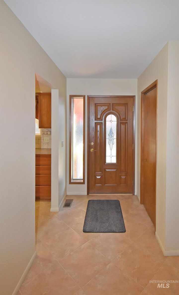 Property Photo:  405 Crestline Circle Drive  ID 83501 