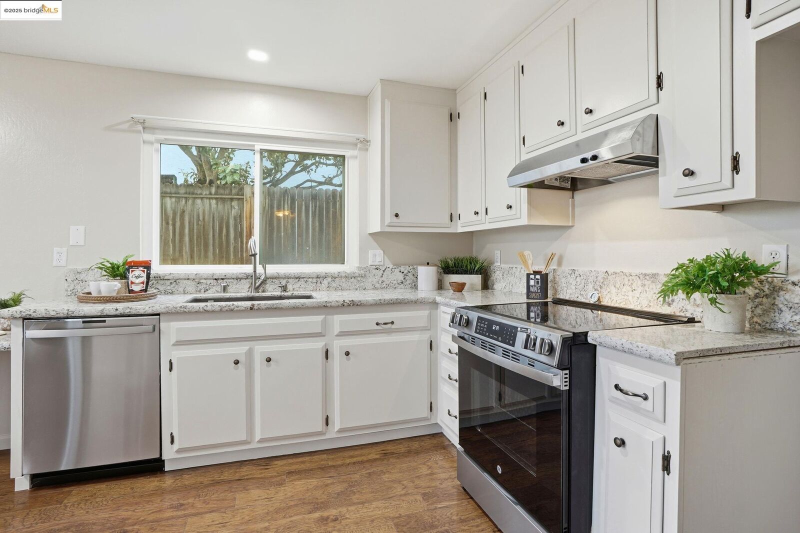 Property Photo: 1098 Alamo Ct CA 94565