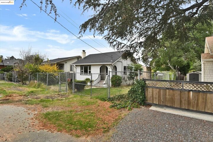 Property Photo: 4017 Altamont Ave CA 94605