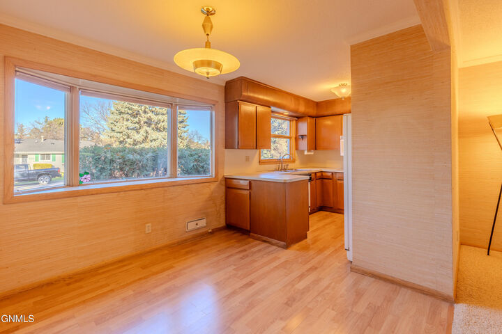 Property Photo: 916 Arthur Drive ND 58501