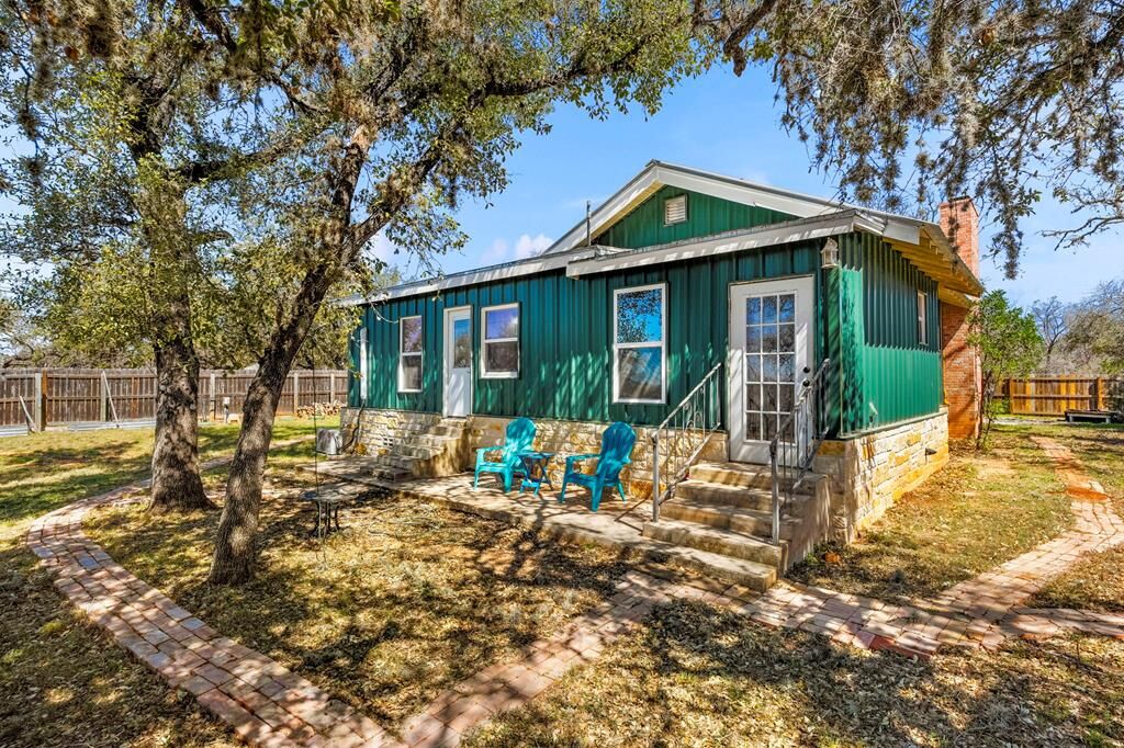 Property Photo: 541 Robindale TX 78003