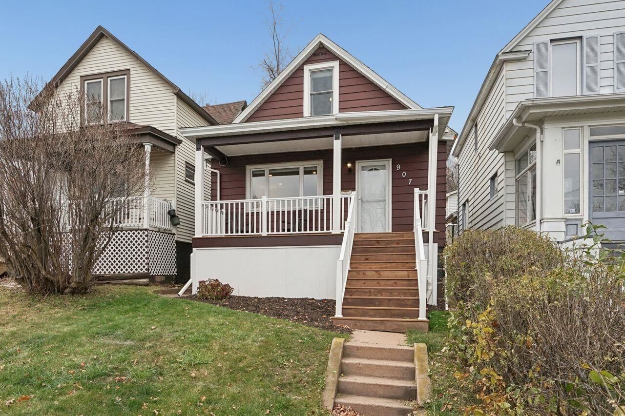 Property Photo: 907 E 7th St MN 55805