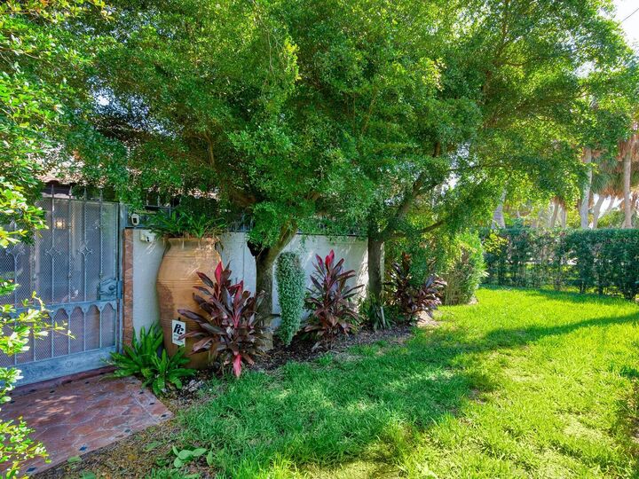 Property Photo: 41 S Adams Drive FL 34236