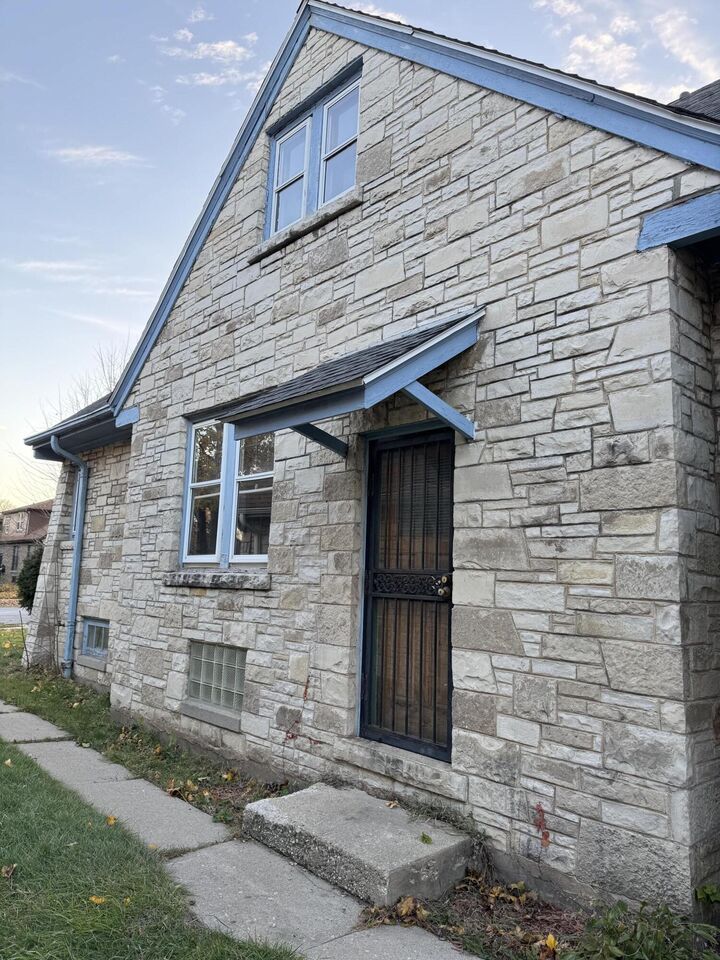 Property Photo:  4620 W Keefe Ave  WI 53216 